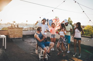 Çatıda parti mutlu gülümseyen arkadaş grubu