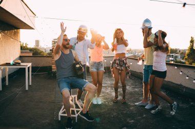 Çatıda parti mutlu gülümseyen arkadaş grubu