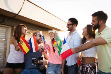 Çatıda parti mutlu gülümseyen arkadaş grubu