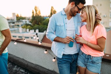 Çatıda birlikte içki kokteyl mutlu genç Çift