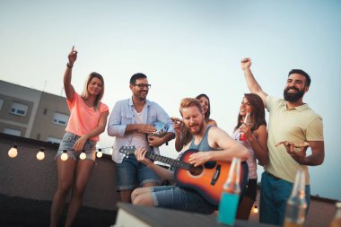 Çatıda parti mutlu gülümseyen arkadaş grubu