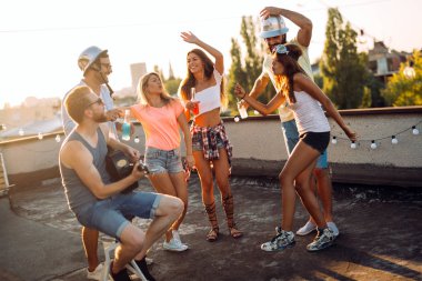 Çatıda parti mutlu gülümseyen arkadaş grubu