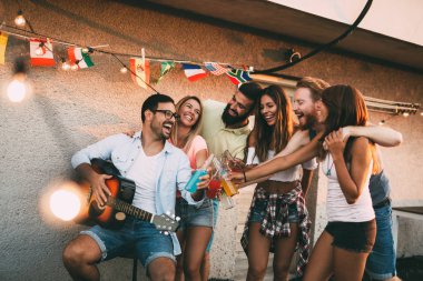 Çatıda parti mutlu gülümseyen arkadaş grubu