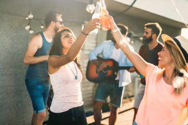 Çatıda parti mutlu gülümseyen arkadaş grubu