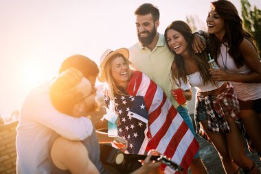 Çatıda parti mutlu gülümseyen arkadaş grubu