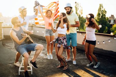 Çatıda parti mutlu gülümseyen arkadaş grubu