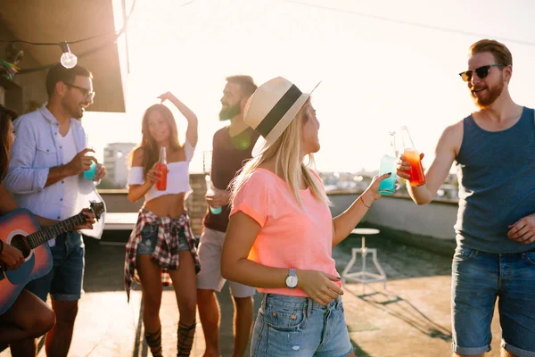 Grupo Jóvenes Amigos Felices Teniendo Fiesta Azotea — Foto de Stock