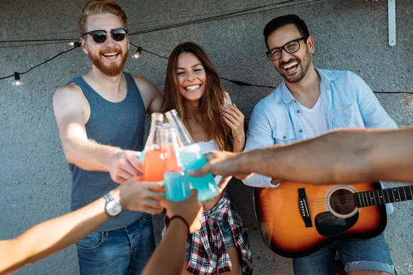 Gruppe Glücklicher Junger Freunde Feiert Party Auf Dem Dach — Stockfoto