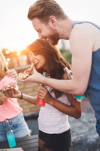 Heureux Jeune Couple Attrayant Avoir Plaisir Fête — Photo