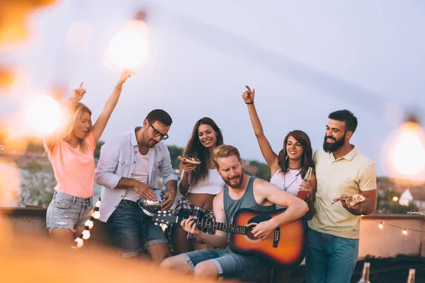 Grupp Glada Unga Vänner Som Har Fest Taket — Stockfoto