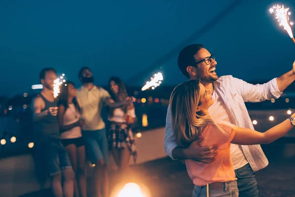 Grupo Amigos Felices Celebrando Juntos Azotea — Foto de Stock