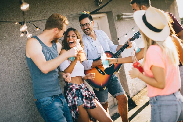 屋上でパーティーをする幸せな若い友人のグループ — ストック写真