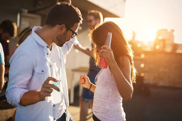 Feliz Joven Atractiva Pareja Divirtiéndose Fiesta —  Fotos de Stock