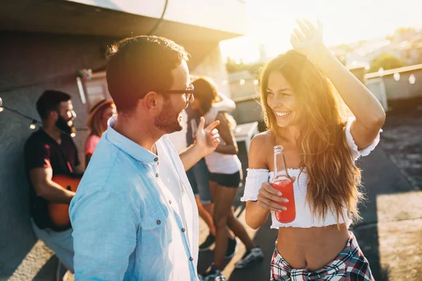 Feliz Joven Atractiva Pareja Divirtiéndose Fiesta —  Fotos de Stock