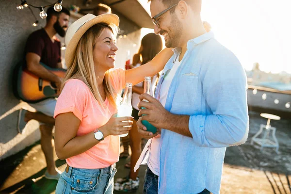 Feliz Joven Atractiva Pareja Divirtiéndose Fiesta — Foto de Stock