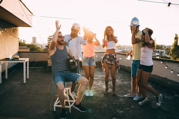 Çatıda parti mutlu gülümseyen arkadaş grubu