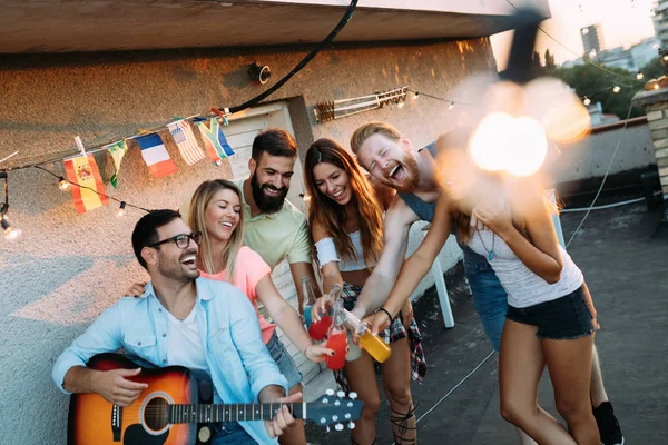 Grupo Felices Amigos Sonrientes Teniendo Fiesta Azotea —  Fotos de Stock