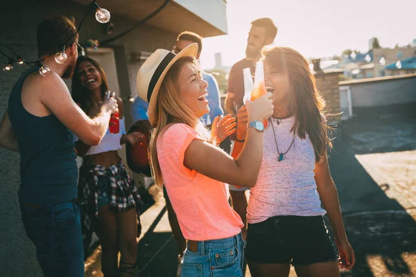 Grupo Felices Amigos Sonrientes Teniendo Fiesta Azotea —  Fotos de Stock