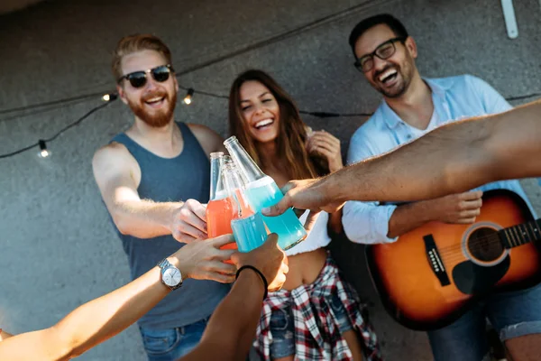 Gruppe Glücklicher Junger Freunde Feiert Party Auf Dem Dach — Stockfoto