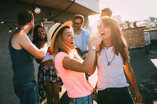 Grupo Felices Amigos Sonrientes Teniendo Fiesta Azotea — Foto de Stock