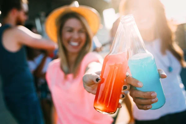 Feliz Chicas Jóvenes Divirtiéndose Fiesta Del Techo Juntos — Foto de Stock