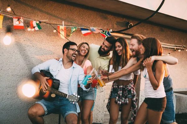 Grupo Felices Amigos Sonrientes Teniendo Fiesta Azotea —  Fotos de Stock