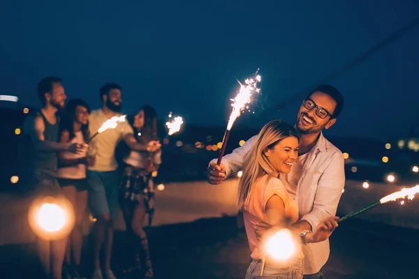 Grupo Amigos Felices Celebrando Juntos Azotea — Foto de Stock