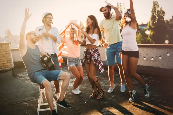 Grupo Felices Amigos Sonrientes Teniendo Fiesta Azotea —  Fotos de Stock