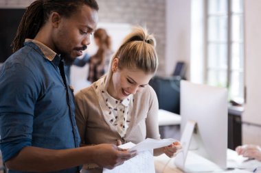 Genç Mimarlar ofiste tartışma portresi