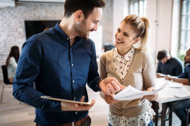 Genç Mimarlar ofiste tartışma portresi