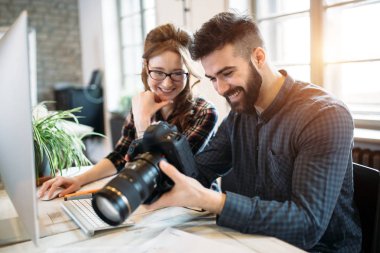 Modern ofiste birlikte çalışan iki genç tasarımcılar