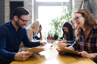 Kafede molada genç iş meslektaşlarının resim