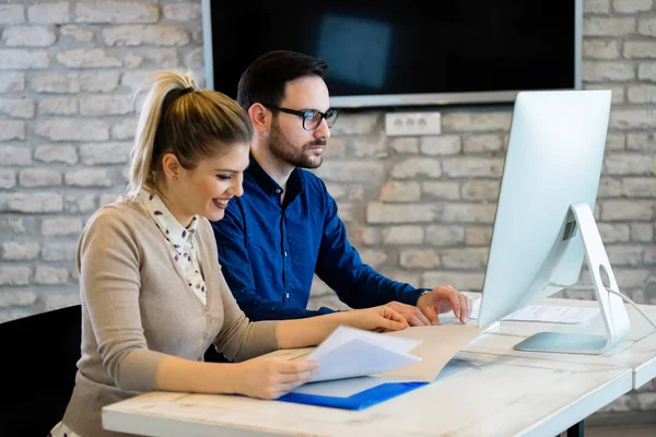 Unga Arkitekter Arbetar Projektet Office Grupp — Stockfoto