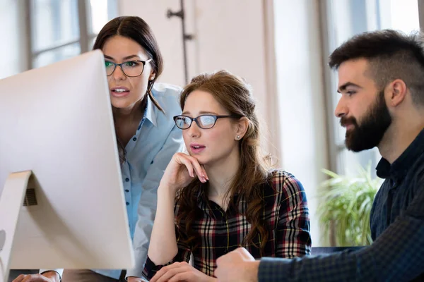 Giovani Architetti Che Lavorano Insieme Progetto Ufficio — Foto Stock