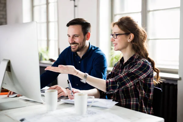 Junge Architekten Arbeiten Gemeinsam Projekt Büro — Stockfoto