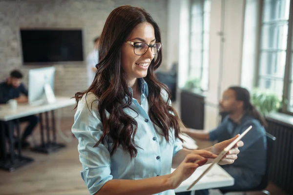 Joven Atractiva Arquitecta Que Trabaja Una Oficina Moderna — Foto de Stock