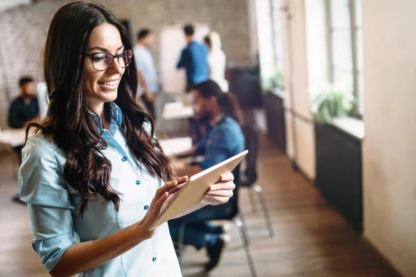 Joven Atractiva Arquitecta Que Trabaja Una Oficina Moderna — Foto de Stock