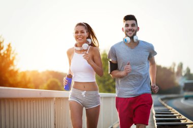 Çift doğada koşuyor ve koşuyor.