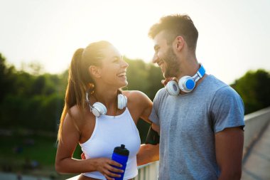 Sevimli ve genç bir çift kalan sulu egzersiz yaptıktan sonra