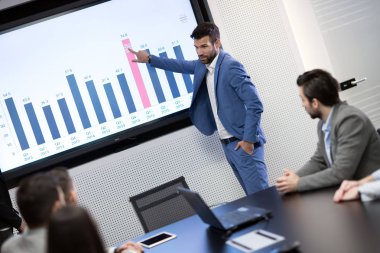 Resmi iş karşılaşma içinde modern konferans salonu