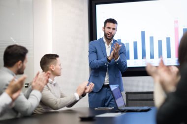 Resmi iş karşılaşma içinde modern konferans salonu