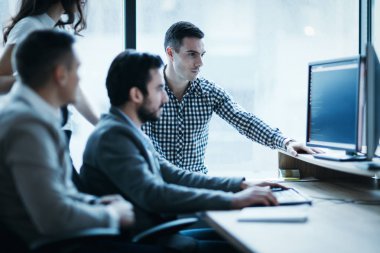 Resim iş adamları birlikte office şirkette çalışan