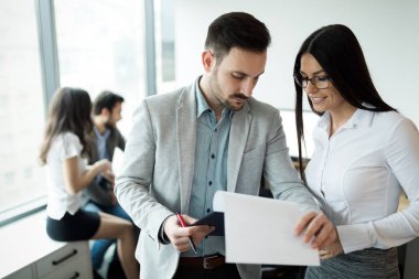 Modern ofiste tartışan iş adamlarının resmi
