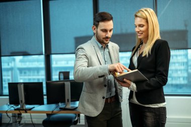 Modern ofiste tartışan iş adamlarının resmi