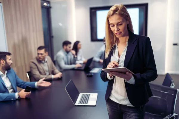 Atractiva Mujer Negocios Utilizando Tableta Digital Oficina Moderna — Foto de Stock