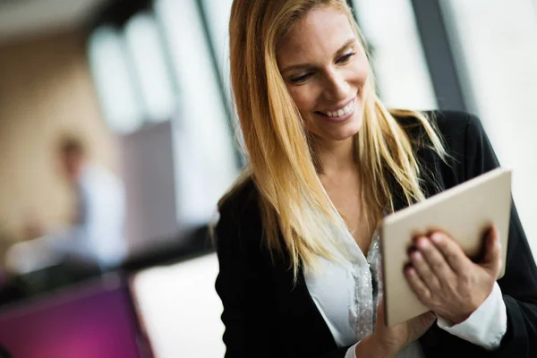 Aantrekkelijke Zakenvrouw Met Behulp Van Digitale Tablet Modern Kantoor — Stockfoto