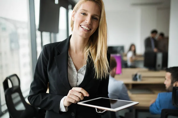 Empresária Atraente Usando Tablet Digital Escritório Moderno — Fotografia de Stock