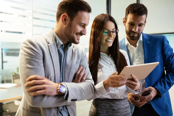 Bild Företagare Som Använder Digitala Tablett Office Tillsammans — Stockfoto