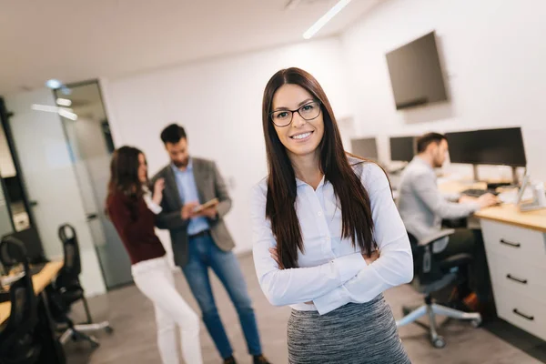 Portret Odnoszącej Sukcesy Pięknej Bizneswoman Nowoczesnym Biurze — Zdjęcie stockowe