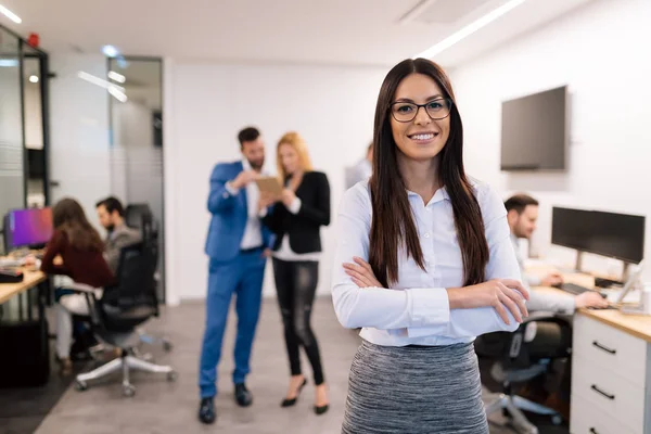 Portret Van Een Succesvolle Mooie Zakenvrouw Modern Kantoor — Stockfoto